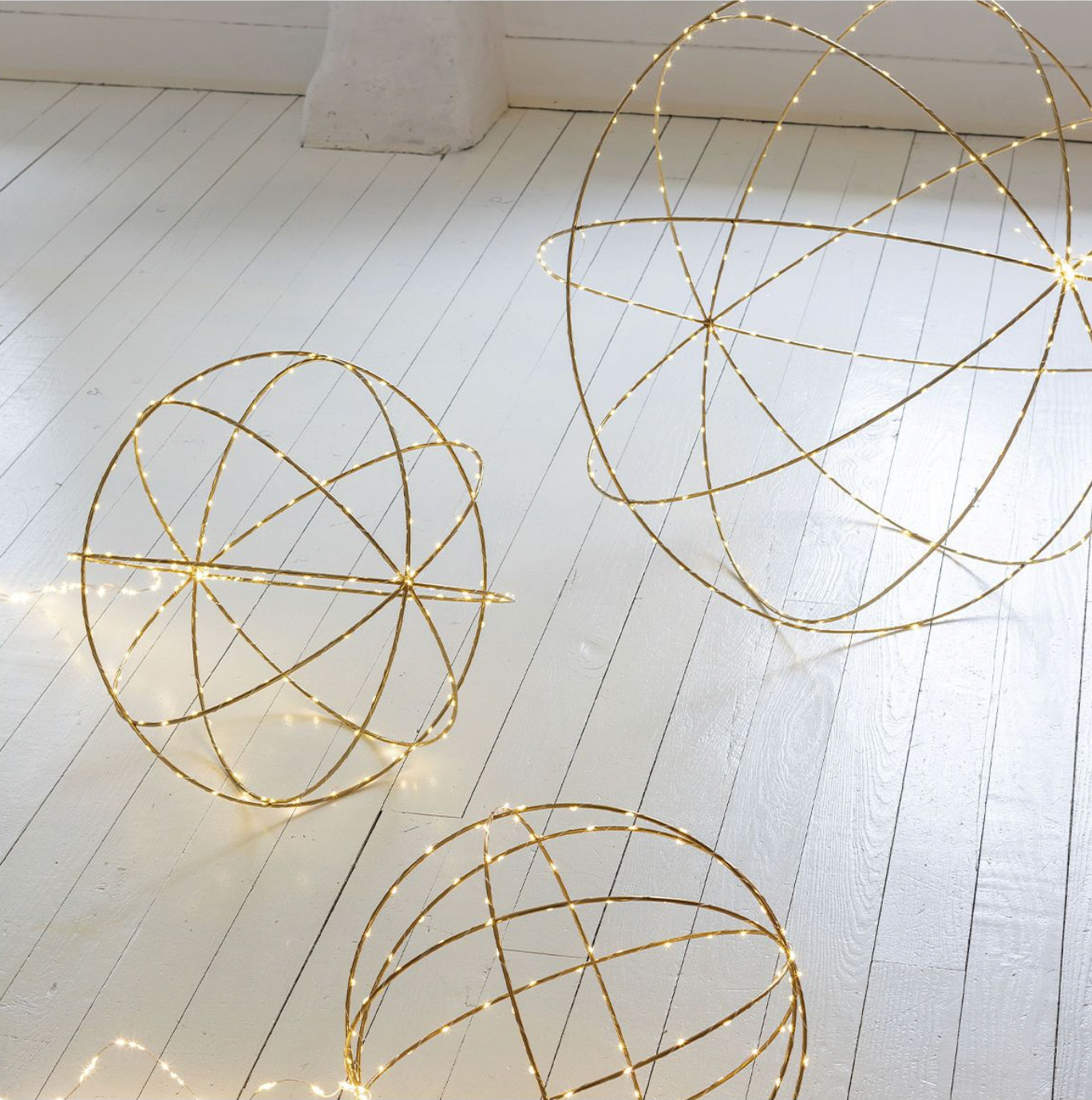 Illuminated Wire Ball Lamp